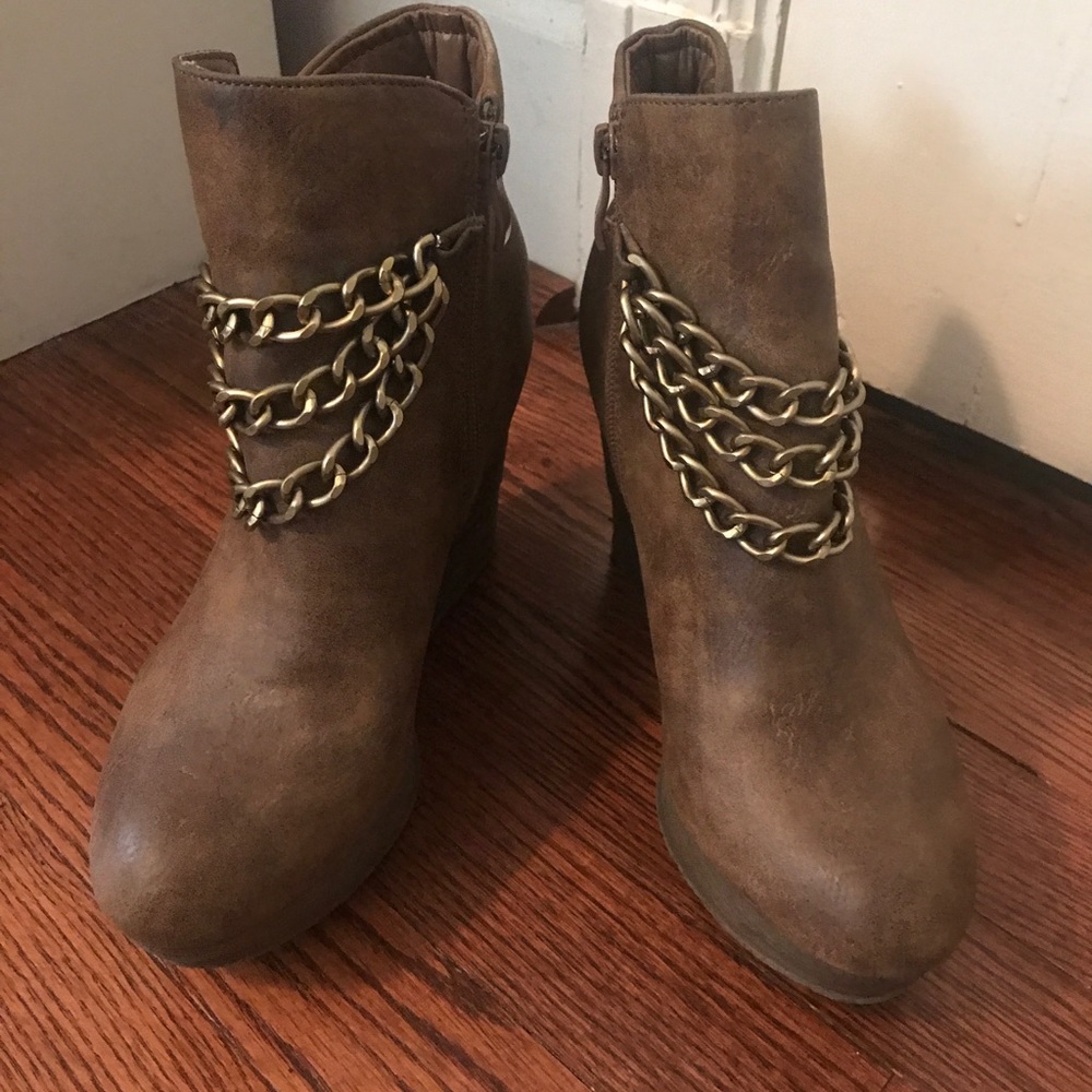 Sbicca Wedges with Chain